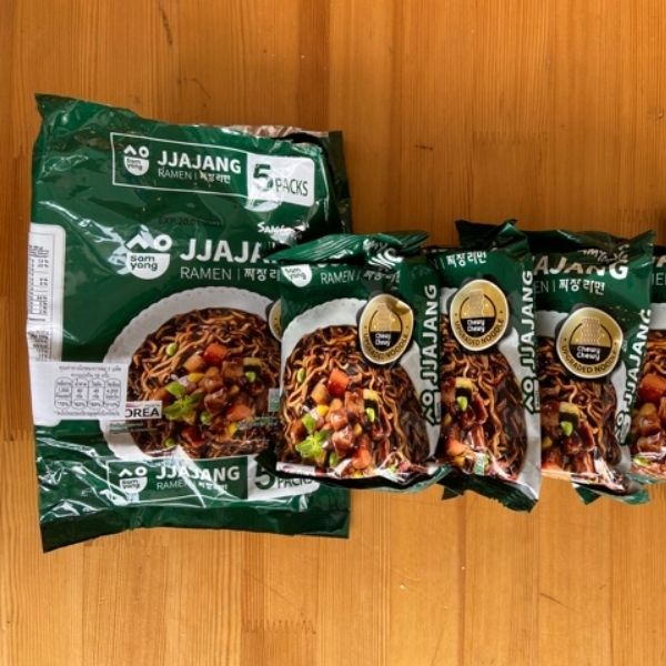 บะหมี่กึ่งสำเร็จรูปแบบแห้ง รสจาจังซอสถั่วดำสูตรต้นตำรับ 80g ( แพค 5 ห่อ )