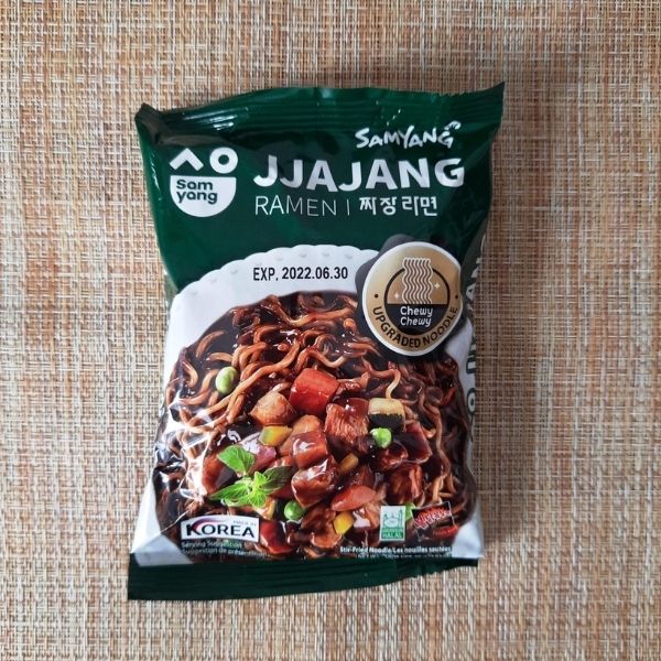 บะหมี่กึ่งสำเร็จรูปแบบแห้ง รสจาจังซอสถั่วดำสูตรต้นตำรับ 80g ( แพค 5 ห่อ )