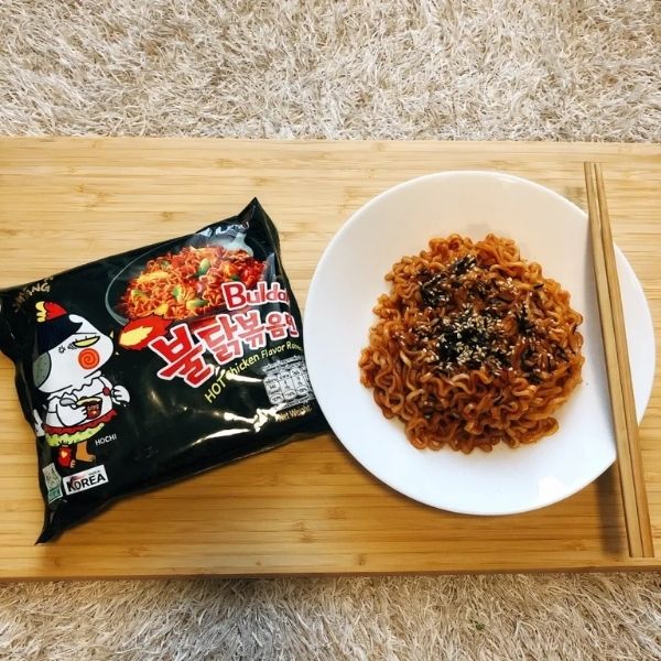 บะหมี่กึ่งสำเร็จรูปแบบแห้ง รสไก่สูตรเผ็ด 140g ( แพค 5 ห่อ )
