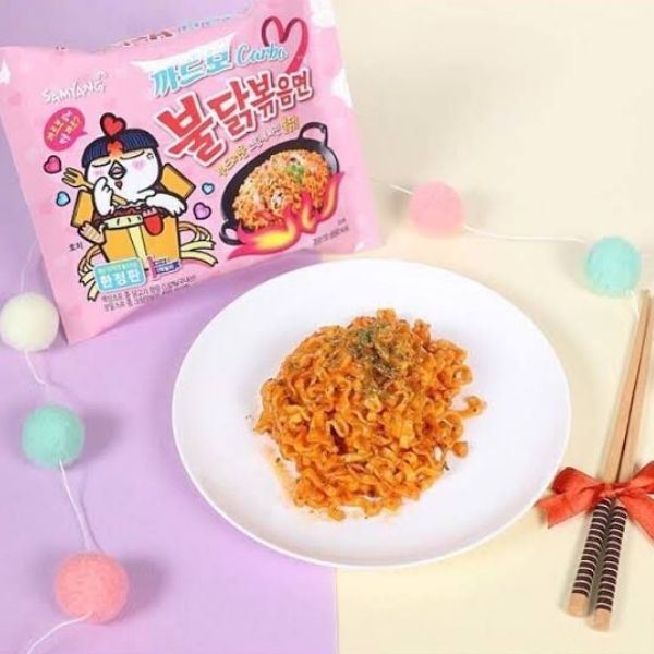 บะหมี่กึ่งสำเร็จรูปแบบแห้ง รสคาโบนาร่าสูตรไก่เผ็ด 130g ( แพ็ค 5 ห่อ )