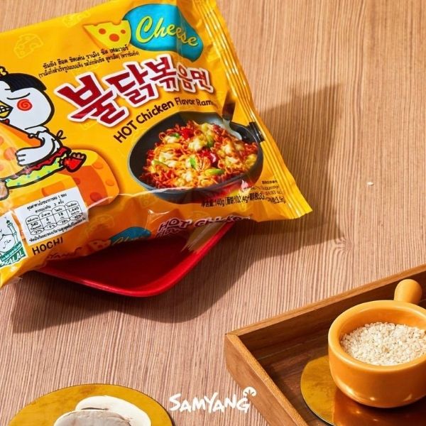 บะหมี่กึ่งสำเร็จรูปแบบแห้ง รสชีสสูตรไก่เผ็ด 140g ( แพค 5 ห่อ )