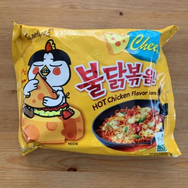 บะหมี่กึ่งสำเร็จรูปแบบแห้ง รสชีสสูตรไก่เผ็ด 140g ( แพค 5 ห่อ )