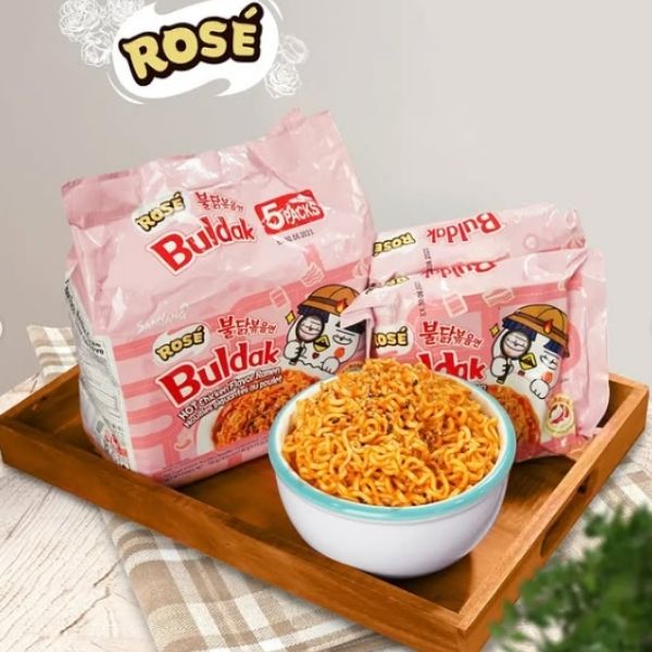 บะหมี่กึ่งสำเร็จรูป รสไก่สูตรเผ็ดผสมครีมนมและซอสโคชูจัง 140g ( แพค 5 ห่อ )