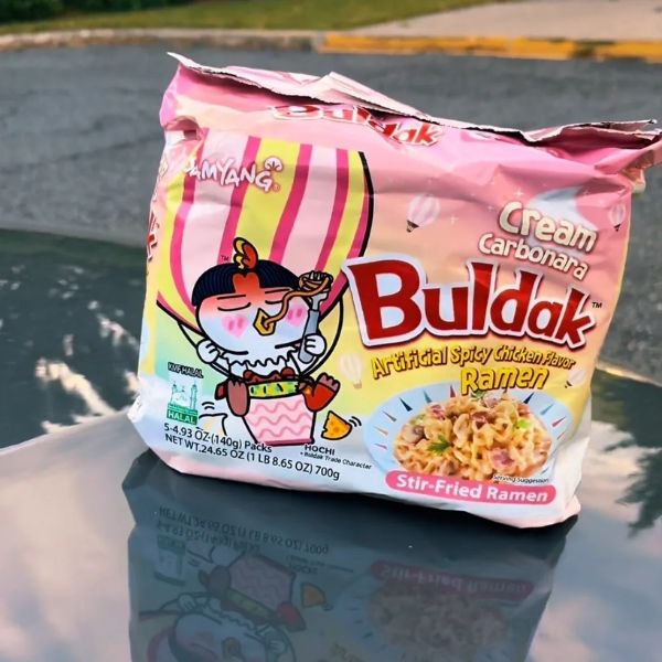 บะหมี่กึ่งสำเร็จรูปแบบแห้ง รสคาโบนาร่าสูตรเผ็ด 140g ( แพค 5 ห่อ )
