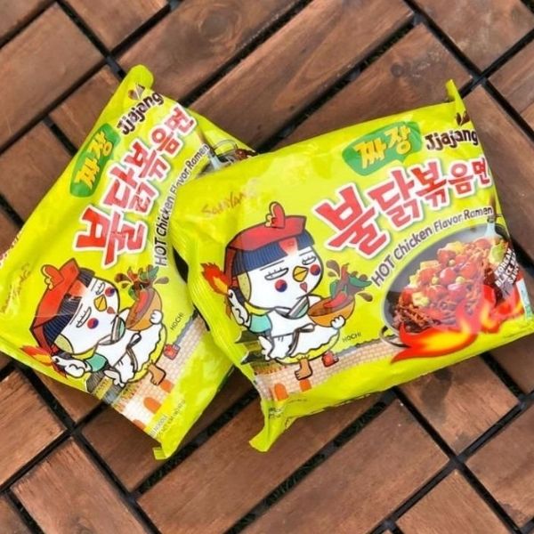 บะหมี่กึ่งสำเร็จรูปแบบแห้ง รสซอสถั่วดำสูตรไก่เผ็ด 140g ( แพค 5 ห่อ )