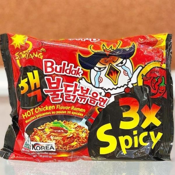 บะหมี่กึ่งสำเร็จรูปแบบแห้ง รสไก่สูตรเผ็ดสามเท่า 140g ( แพค 5 ห่อ )
