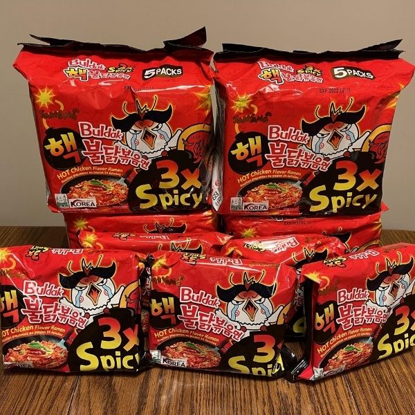 บะหมี่กึ่งสำเร็จรูปแบบแห้ง รสไก่สูตรเผ็ดสามเท่า 140g ( แพค 5 ห่อ )